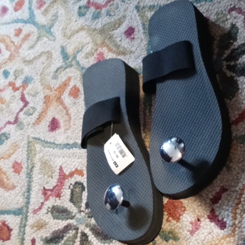 Thong sandals by Cariris